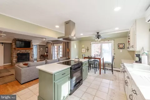48 Delmont Rd, Newtown Square, PA 19073
