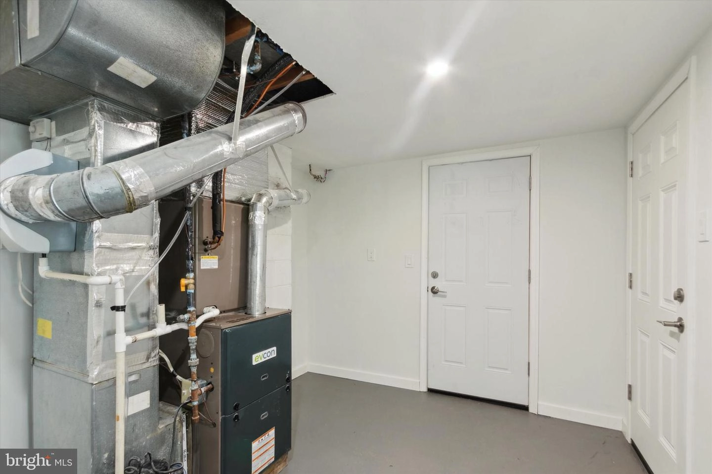 Entry Way - 313 Hanby Cir, Boothwyn, PA 19061 photo 4 of 4