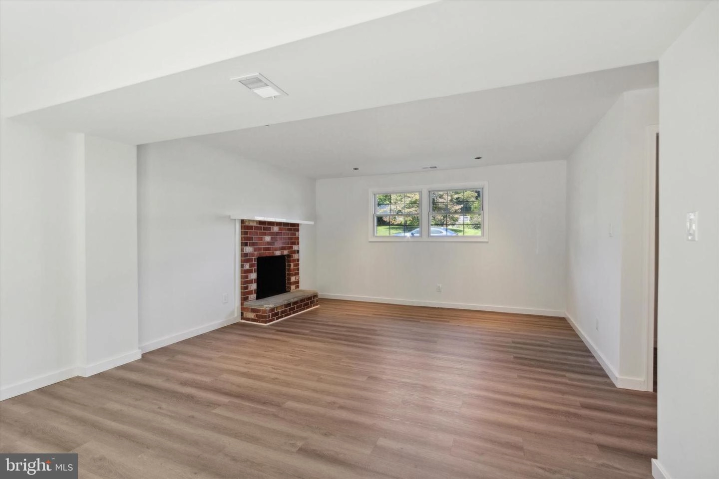Living - 313 Hanby Cir, Boothwyn, PA 19061 photo 3 of 4