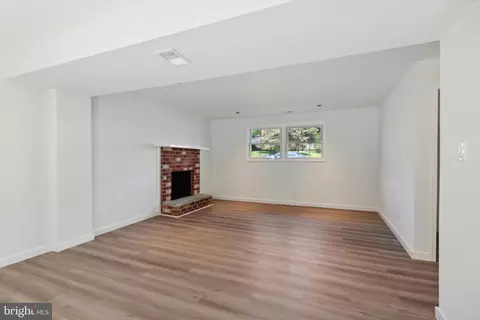 Living - 313 Hanby Cir, Boothwyn, PA 19061 photo 3 of 4
