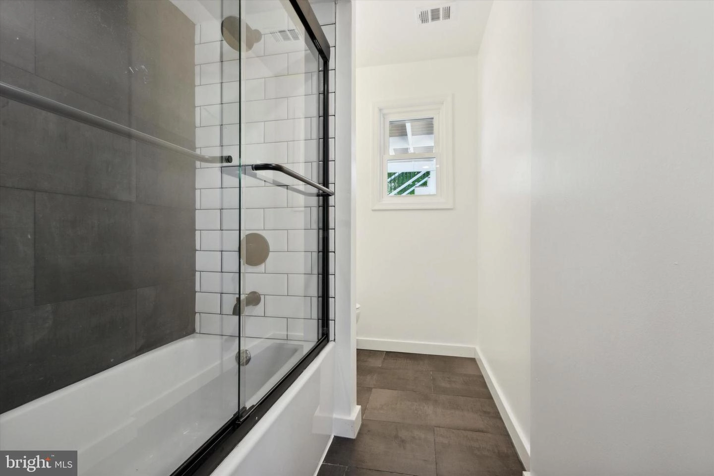 Bath - 313 Hanby Cir, Boothwyn, PA 19061 photo 3 of 4