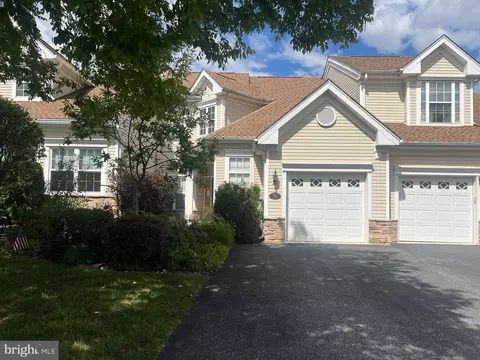 16 Dresner Cir, Ogden, PA 19061