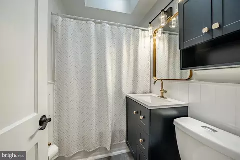 Bath - 112 Academy Ln, Upper Darby, PA 19082 photo 1 of 1