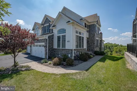 3826 Meadow View Farm Rd, Newtown Square, PA 19073