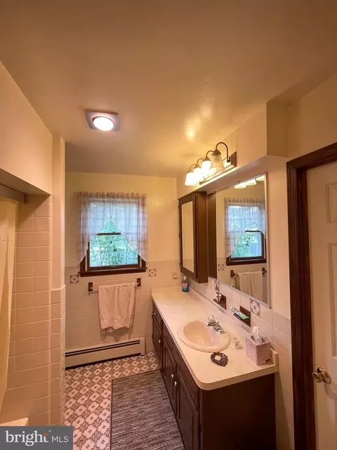 Bath - 415 Unity Ter, Rutledge, PA 19070 photo 2 of 5
