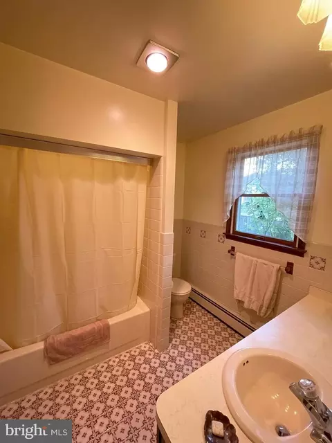 Bath - 415 Unity Ter, Rutledge, PA 19070 photo 1 of 5