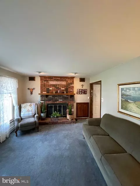 Living - 415 Unity Ter, Rutledge, PA 19070 photo 1 of 2