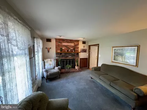 Living - 415 Unity Ter, Rutledge, PA 19070 photo 2 of 2