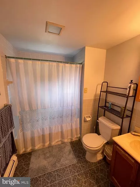 Bath - 415 Unity Ter, Rutledge, PA 19070 photo 3 of 5