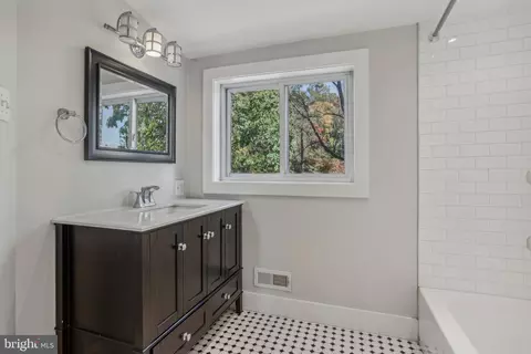 Bath - 115 N Rolling Rd, Springfield, PA 19064 photo 2 of 3