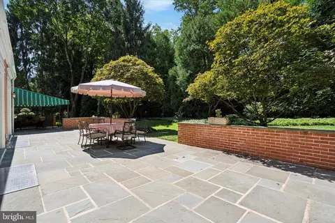 Exterior - 302 Valley Pl, Wayne, PA 19087 photo 8 of 18