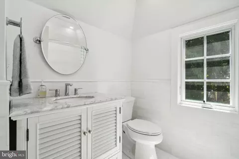 Bath - 302 Valley Pl, Wayne, PA 19087 photo 7 of 7