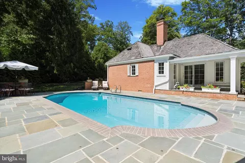 Exterior - 302 Valley Pl, Wayne, PA 19087 photo 10 of 18