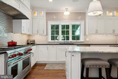 Kitchen - 302 Valley Pl, Wayne, PA 19087 photo 5 of 7