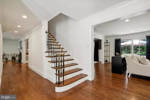 Entry Way - 302 Valley Pl, Wayne, PA 19087 photo 2 of 6