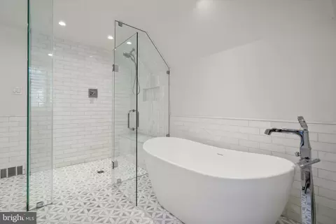 Bath - 302 Valley Pl, Wayne, PA 19087 photo 4 of 7