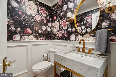 Bath - 302 Valley Pl, Wayne, PA 19087 photo 1 of 7