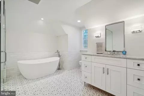 Bath - 302 Valley Pl, Wayne, PA 19087 photo 5 of 7