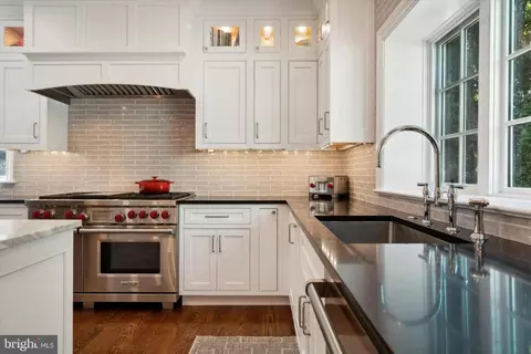 Kitchen - 302 Valley Pl, Wayne, PA 19087 photo 4 of 7