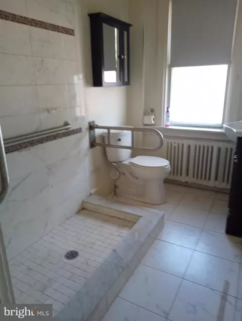 Bath - 3 S Brighton Ave, Upper Darby, PA 19082 photo 1 of 1
