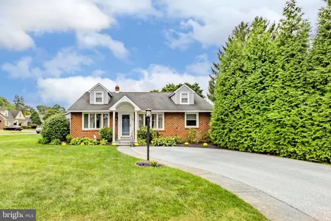 100 Golf Hills Rd, Havertown, PA 19083
