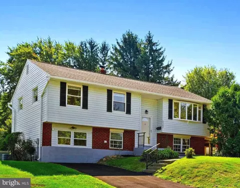 3163 Surrey Ln, Aston, PA 19014