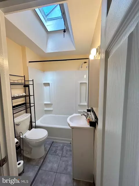 Bath - 562 Snowden Rd, Upper Darby, PA 19082 photo 1 of 1