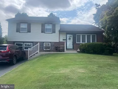 204 Carlton Dr, Broomall, PA 19008
