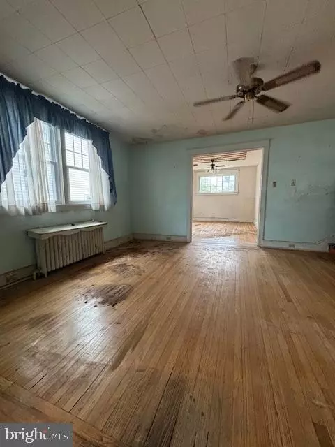 Living - 423 Spruce Ave, Upper Darby, PA 19082 photo 2 of 5