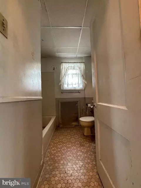 Entry Way - 423 Spruce Ave, Upper Darby, PA 19082 photo 4 of 6
