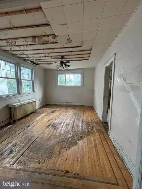 Living - 423 Spruce Ave, Upper Darby, PA 19082 photo 4 of 5
