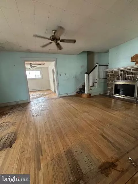 Living - 423 Spruce Ave, Upper Darby, PA 19082 photo 1 of 5