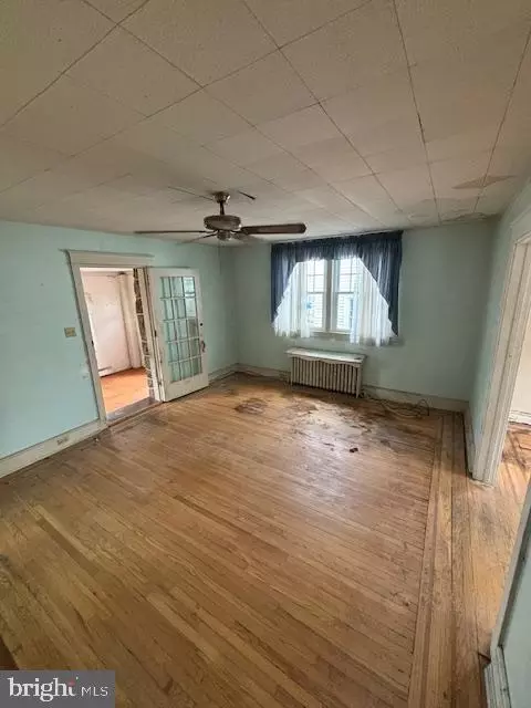 Living - 423 Spruce Ave, Upper Darby, PA 19082 photo 3 of 5