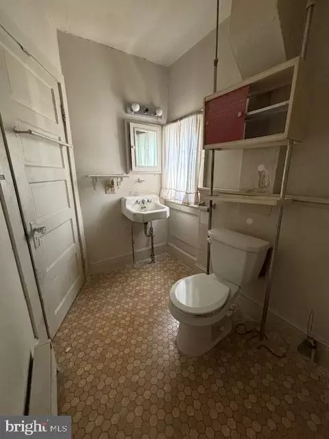 Bath - 423 Spruce Ave, Upper Darby, PA 19082 photo 1 of 1