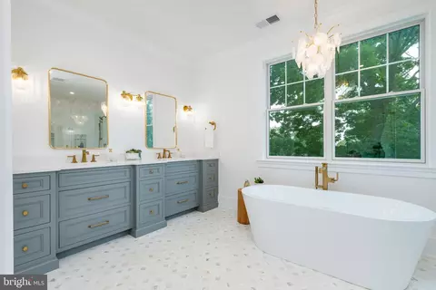 Bath - 309 Overhill Rd, Wayne, PA 19087 photo 3 of 17