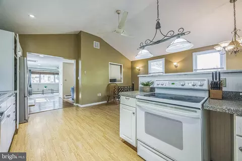 Entry Way - 405 Ryanard Rd, Wallingford, PA 19086 photo 6 of 6