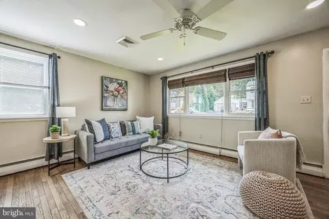 Living - 405 Ryanard Rd, Wallingford, PA 19086 photo 1 of 2