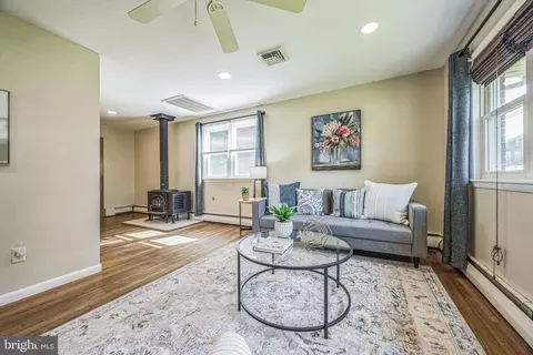 Living - 405 Ryanard Rd, Wallingford, PA 19086 photo 2 of 2