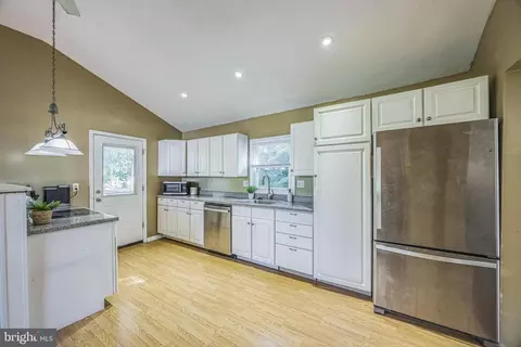 Entry Way - 405 Ryanard Rd, Wallingford, PA 19086 photo 4 of 6