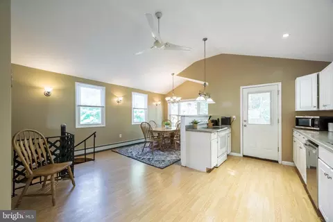 Entry Way - 405 Ryanard Rd, Wallingford, PA 19086 photo 5 of 6