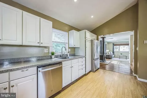 Entry Way - 405 Ryanard Rd, Wallingford, PA 19086 photo 3 of 6