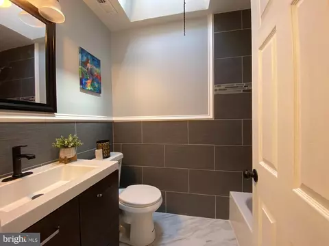 Bath - 397 Bayard Rd, Upper Darby, PA 19082 photo 1 of 2