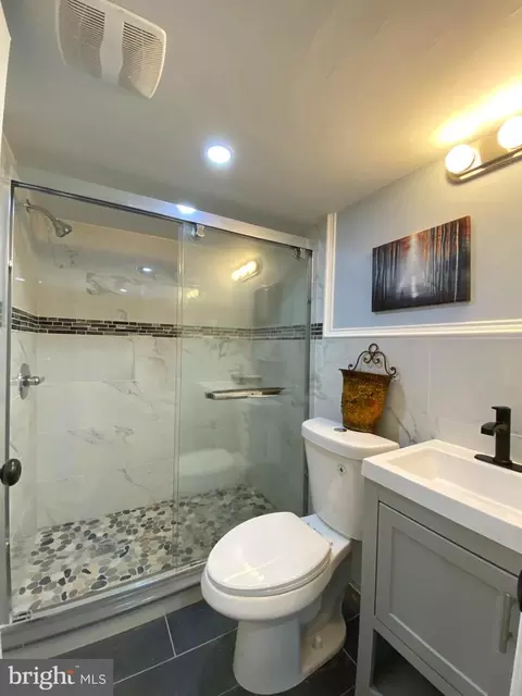 Bath - 397 Bayard Rd, Upper Darby, PA 19082 photo 2 of 2