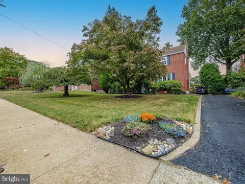 413 E Manoa Rd, Havertown, PA 19083