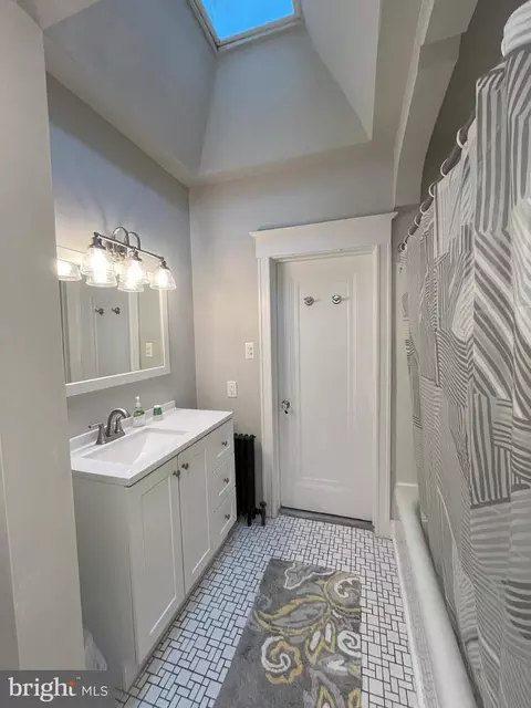 Bath - 228 Huntley Rd, Upper Darby, PA 19082 photo 1 of 1
