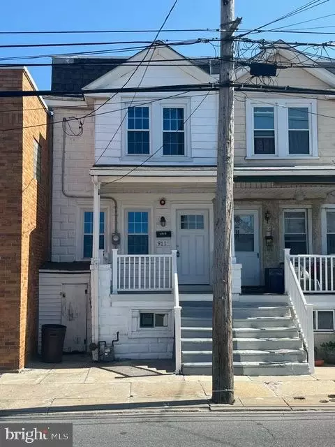 911 Green St, Marcus Hook, PA 19061 photo 2