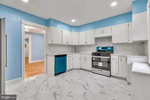 Entry Way - 200 Kingston Rd, Upper Darby, PA 19082 photo 3 of 5