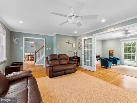Living - 67 Old State Rd, Springfield, PA 19064 photo 2 of 3