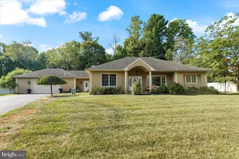 2251 Windsor Cir, Broomall, PA 19008