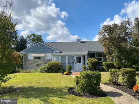 6 Gerald Dr, Aston, PA 19014